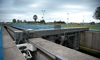 Electric sluice gate